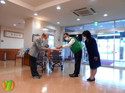 ダイナム箕郷店店長高橋様より目録を受け取る弊施設施設長